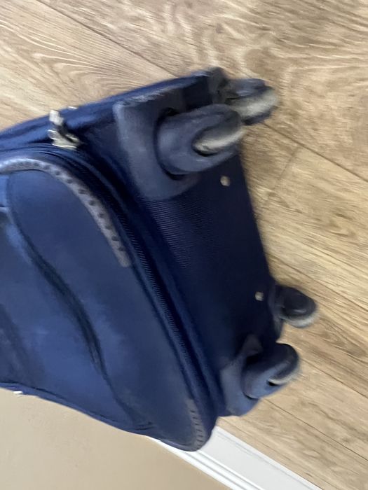 Чемодан синий 4 колеса