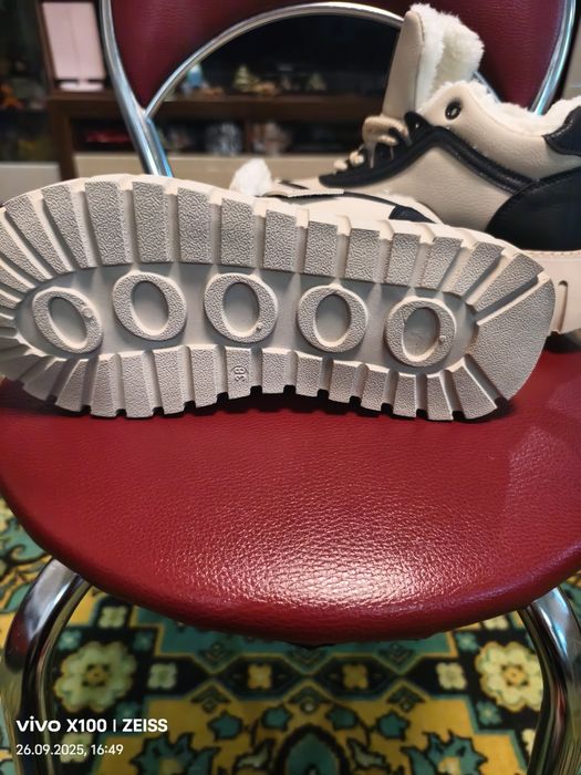 Продам кроссовки новые