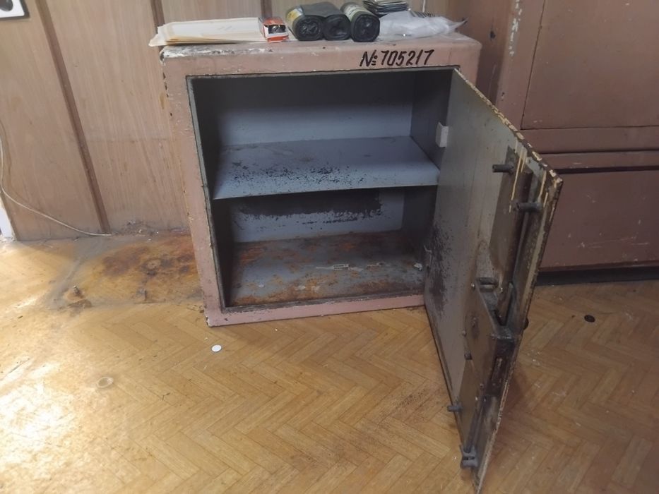 Метален сейф / шкаф – здрав, масивен
Продавам здрав метален сейф шкаф,