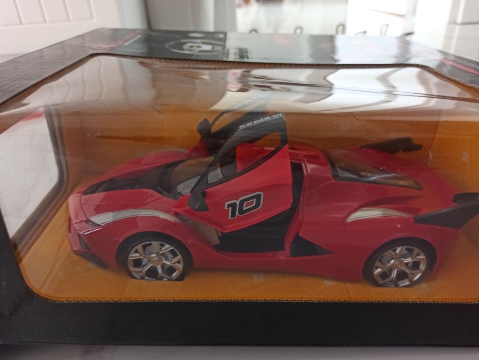 Състезателна кола на батерии и зарядно с волан и скоростен лост