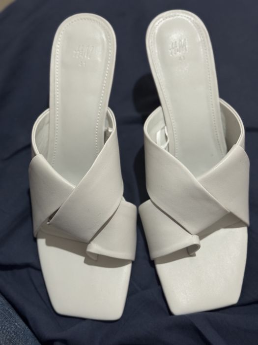 H & M бели сандали на ток