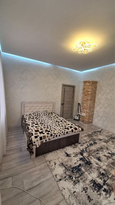 1 комнатная с мебелью и техникой в центре Чирчика