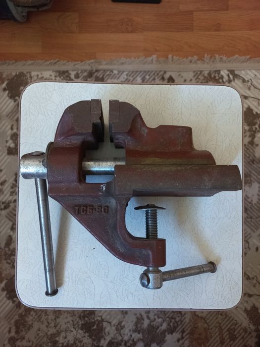 Тиски . Слесарные .