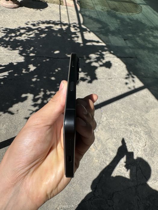 16 pro max 256gb Black Ekrani tepasida kichki dog bor