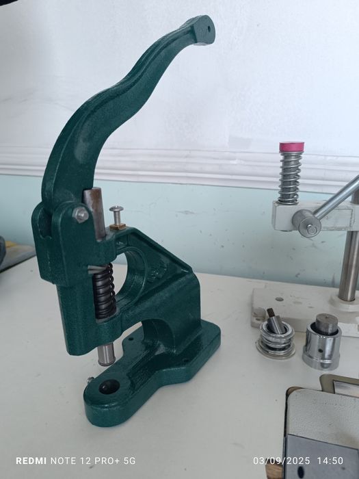 Press tugma qoʻyish uchun qurilma.