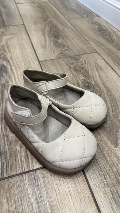 Бесплантно 4 пары обуви для девочки