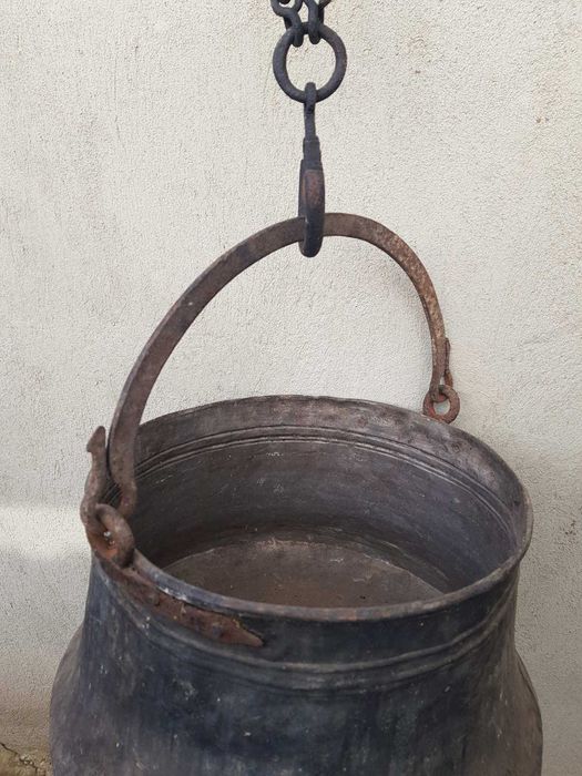 Голям меден котел с верига