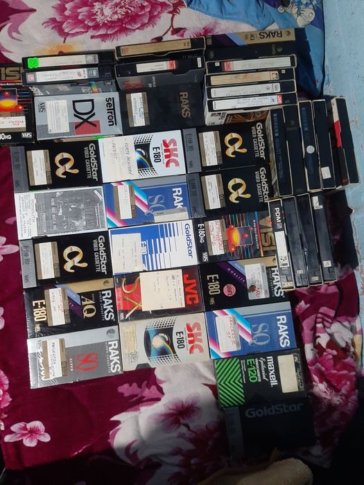 Vând 50 de casete video lot  dublate în română filme vechi în stare bu