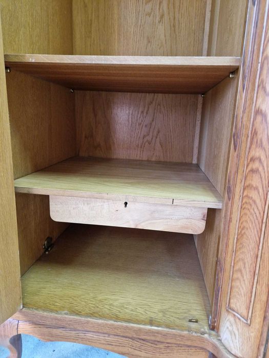 Четирикрилен дъбов гардероб с елегантна орнаментика