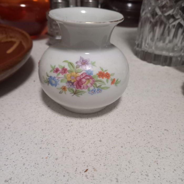 Различни стъклени и керамични съдове, всичко по 3 левав