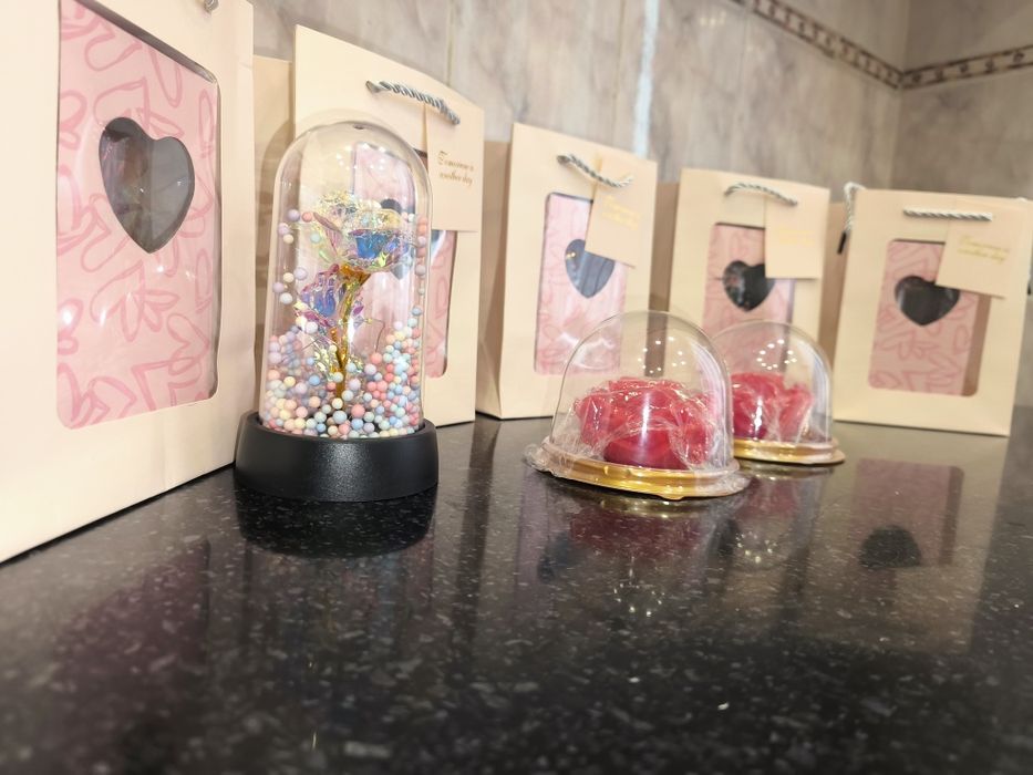 Роза в колбе отличный подарок !!