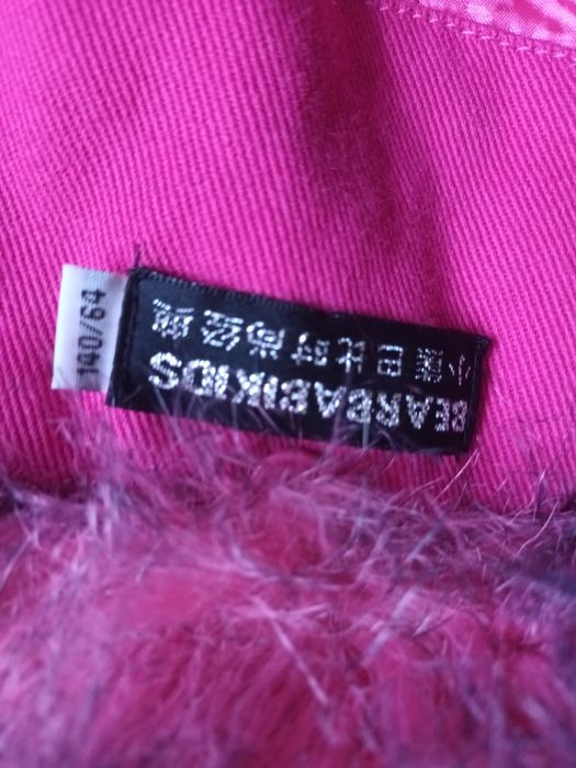 Поодам пальчиком на девочку