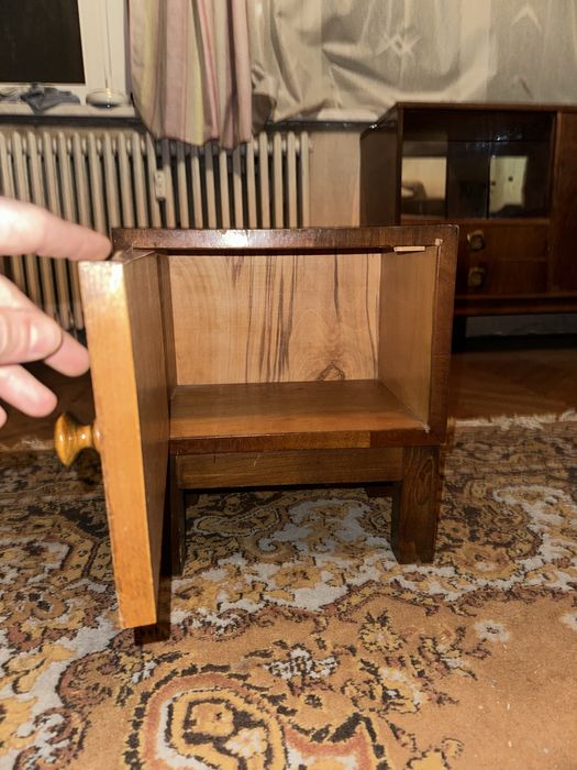 Noptieră / dulăpior din lemn, culoare nuc