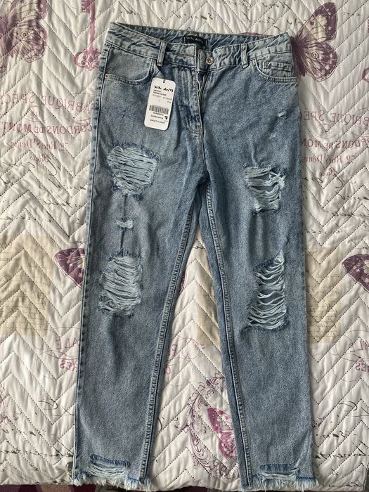 Нови дънки с етикет.