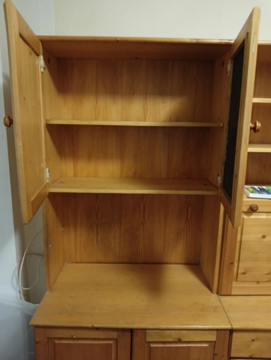 Легла и секция от масивно дърво. Продават се и на отделни модули.