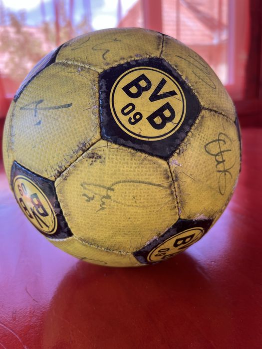 Minge de fotbal cu semnăturile jucătorilor