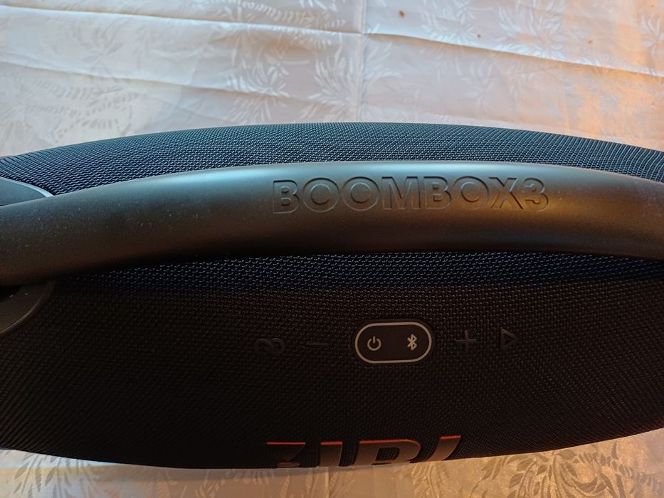 Vând boxa jbl bombox 3
