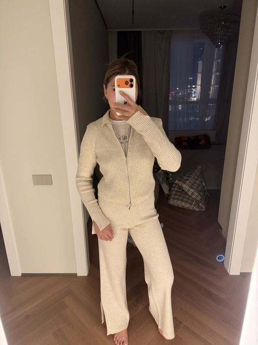 Продам двойку бежевого цветы