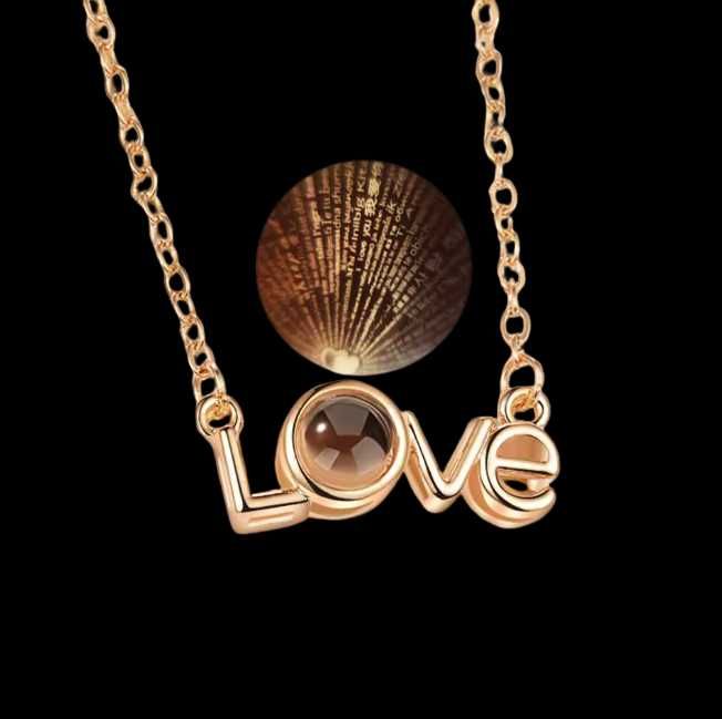 Colier cu pandantiv special cu proiecție „I Love You” în 100 de limbi.