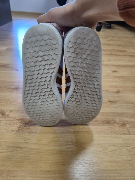 Бели обувки Adidas