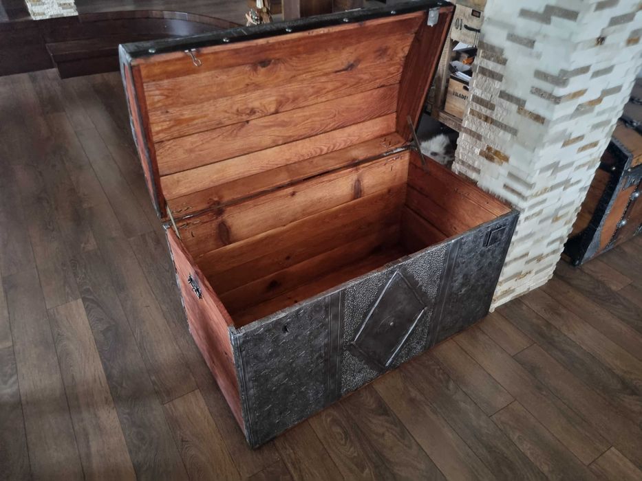 Стар дървен сандък/ракла/скрин