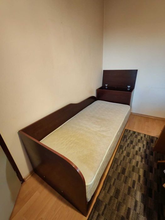 Продавам единично легло с матрак и ракла