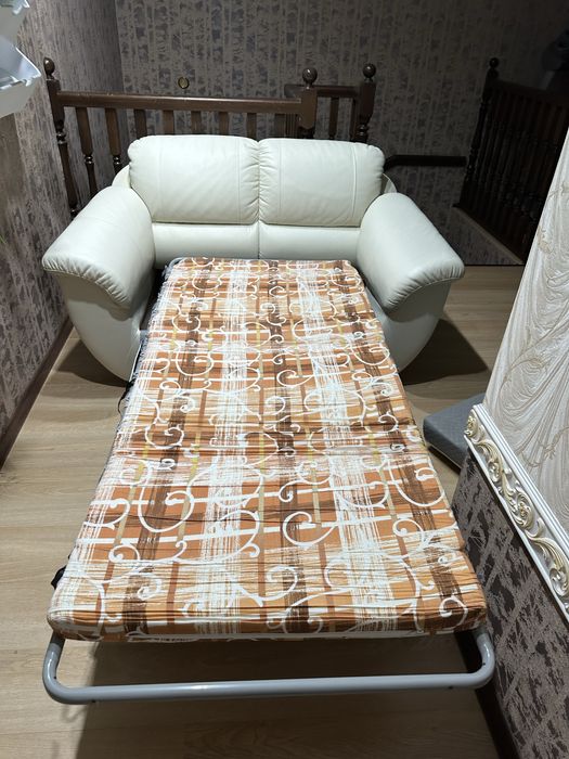 Диван  1.5 метра кожаный