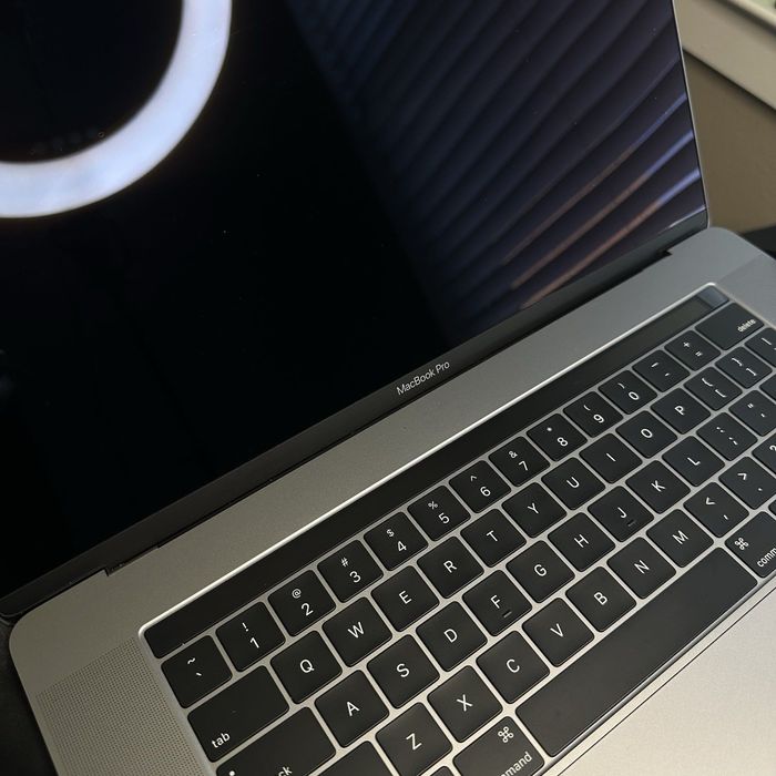 Apple MacBook Pro 15-inch (2017) | Intel Core i7 | 16GB RAM | 256SSD | AMD Radeon 450 | Retina Display