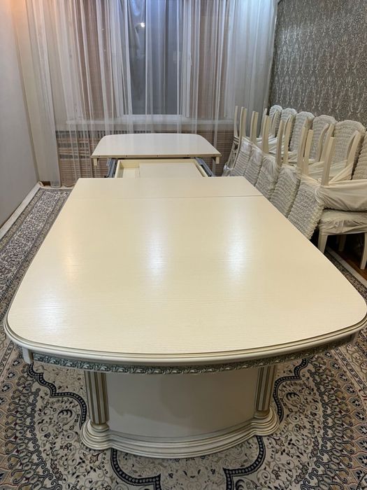 стол, стулья, сервант для гостиной