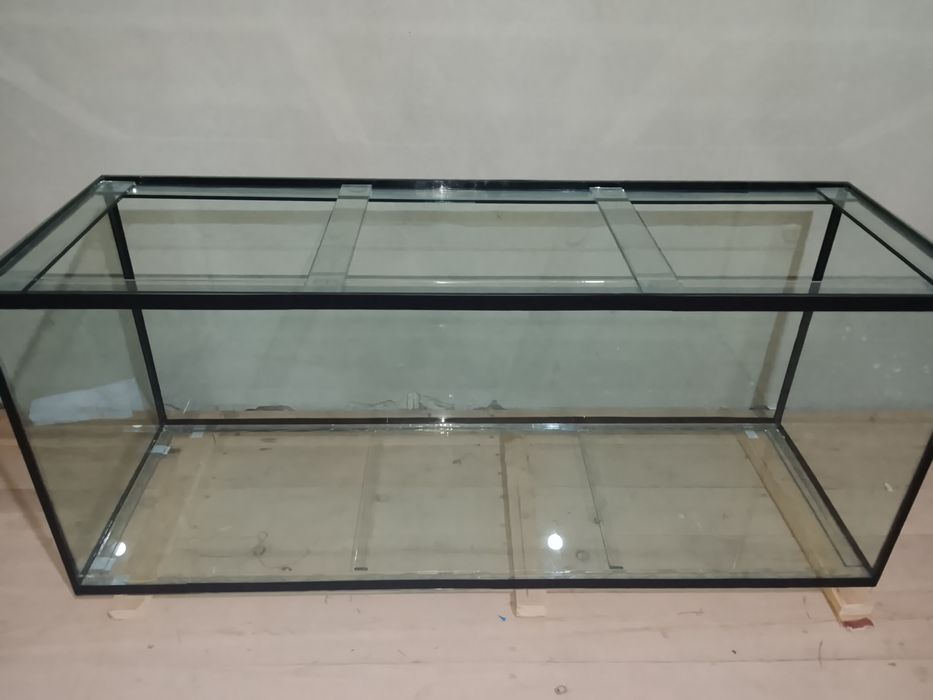 Yangi akvarium sotiladi