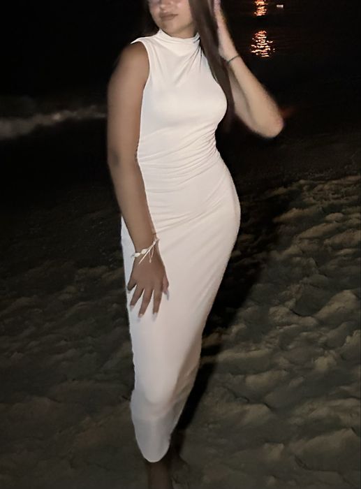 Бежова дълга рокля