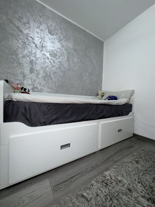 Pat modern cu ladă de depozitare, stare foarte bună.