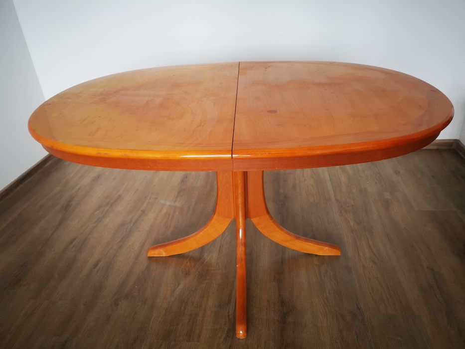 Масивна елепсовида трапезна маса изроботена  масивна дървесина ЧЕРЕША