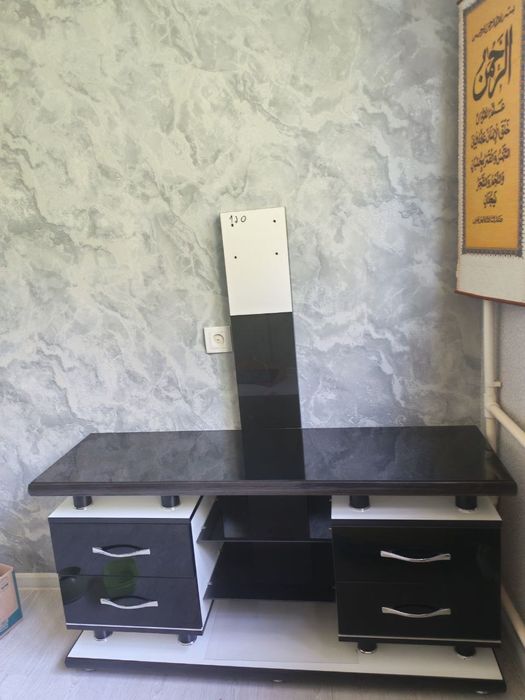 Televizor uchun padstavka, katta televizorlar uchun mos keladi