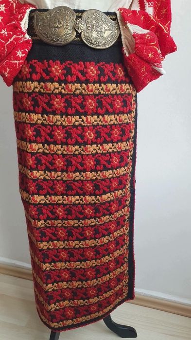 Costum popular (ie/camasa cu poala, catrinte, sorturi, fote, oprege)