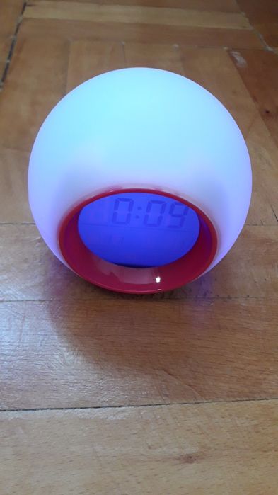 Ceas luminos care afiseaza temperatura, ora, data, cu sunete