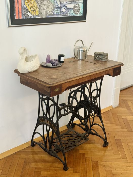 Антична шевна маса Naumann