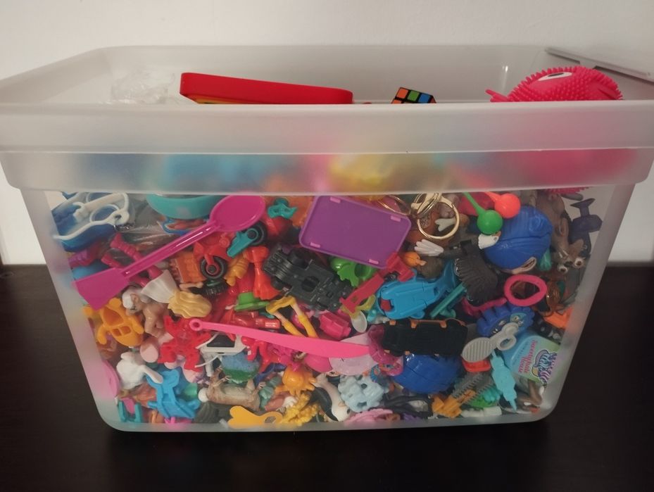 Играчки от яйца и много други разнообразни малки играчки