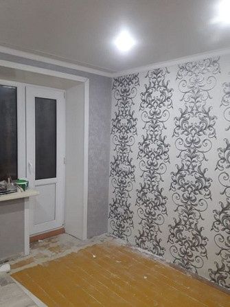 Клею обои , галтели