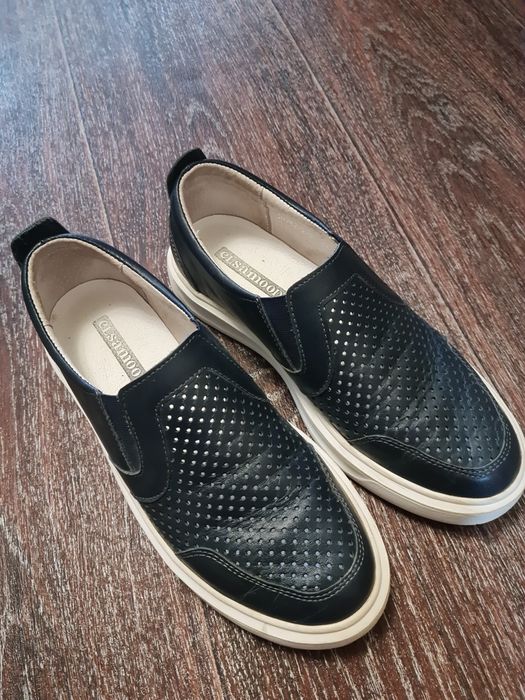 Продам школьные туфли