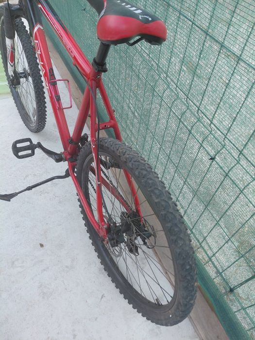 Bicicleta roșie.