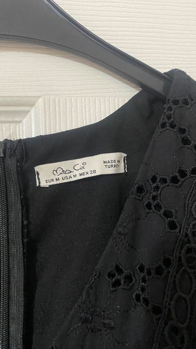 Къса черна рокля