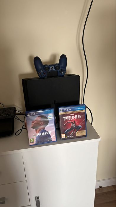 PS4 1 TB + 3 manete + 2 jocuri