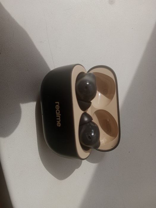 Продажами airpods realme