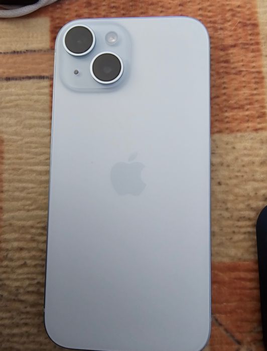 iPhone 15  culoarea blue light