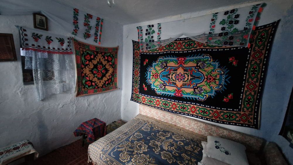 Casa batraneasca 60m.p.  caramida si teren 2185m.p. Stoicăneşti-Olt