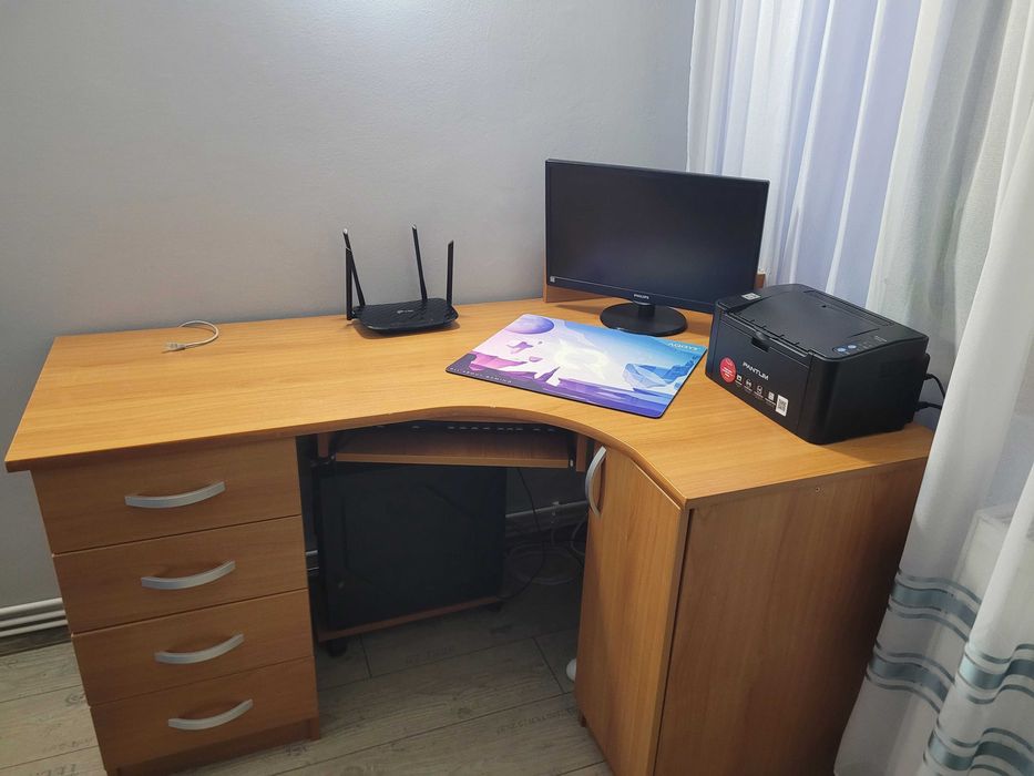 Birou pe colț cameră