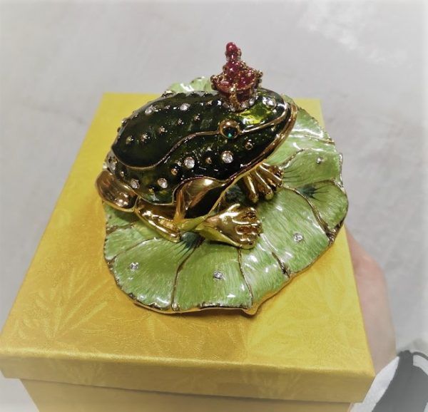 Кутия за бижута – символ на просперитет – инкрустирани с камъни, ръчна