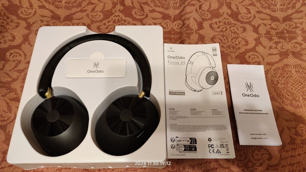 Продам беспроводные наушники Oneodio A5  блютуз 5.4