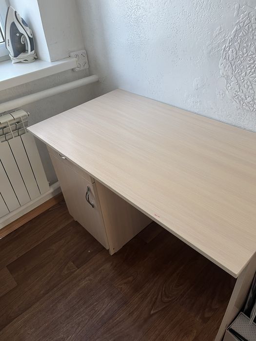 Продам стол в хорошем состоянии.